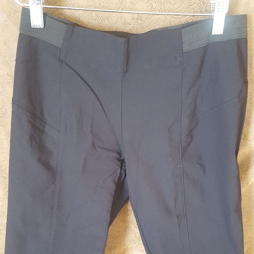 3/$20 Simply Vera Vera Wang capris black small